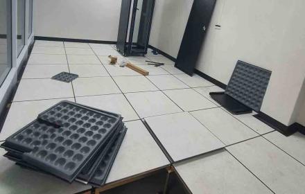 งานทำห้อง Server และยกพื้น Raised-Floor โรงพยาบาลศรีบุญเรือง